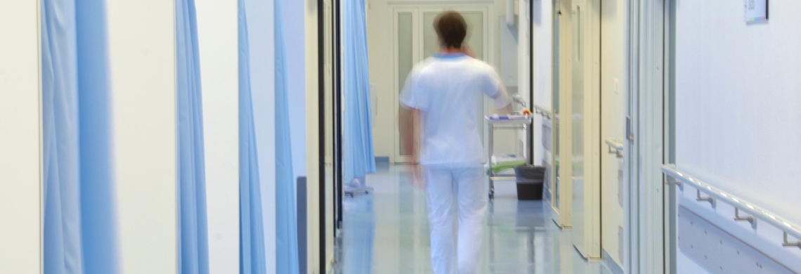 Symbolbild Spital: Eine Pflegefachperson im Korridor eines Spitals oder einer Klinik